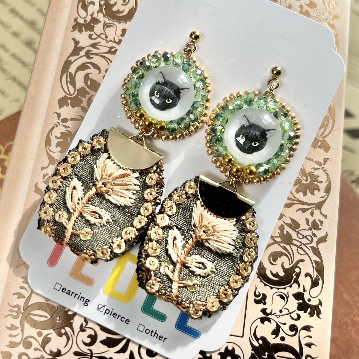 黒猫と刺繍リボン