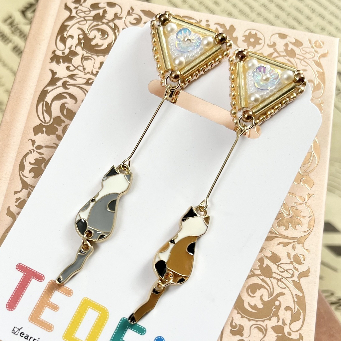 しっぽゆらゆら猫とお花ビーズ刺繍