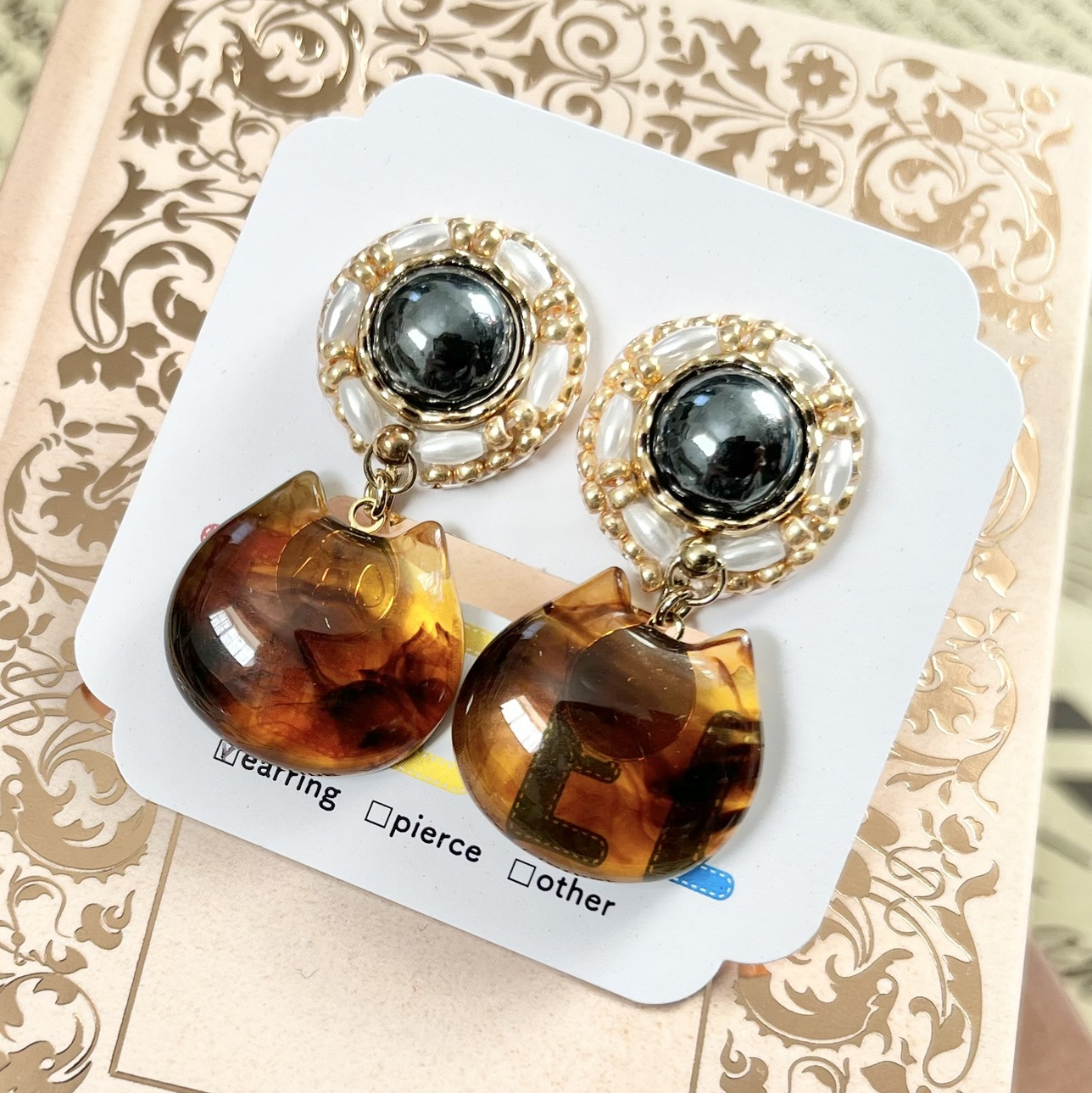 べっこう猫のビーズ刺繍